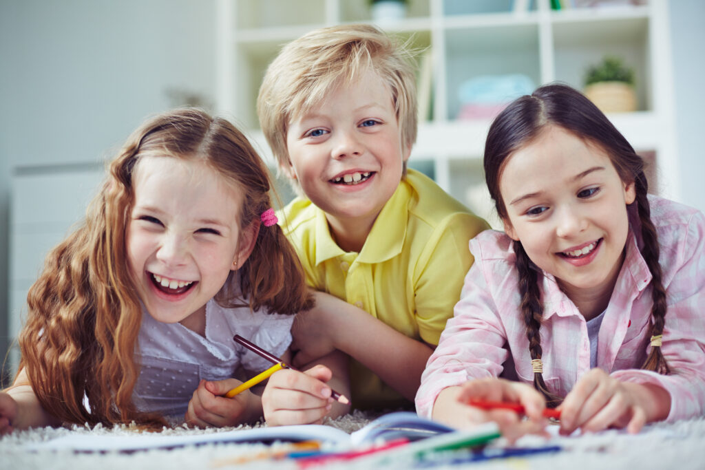 Des enfants dessinent joyeusement